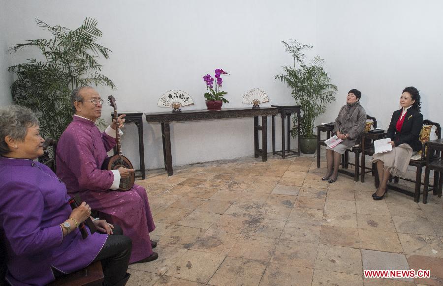 Chinese President Xi Jinping's wife Peng Liyuan (R) appreciates the performance of the Cantonese Naamyam, a narrative folk singing popular in the Pearl River Delta region, during her visit to the Family House of Zheng Guanying with the company of Fok Wai Fun (2nd R), wife of the Macao Special Administrative Region's chief executive Chui Sai On, in south China's Macao, Dec. 20, 2014. Zheng Guanying, a late-Qing Dynasty (1644-1911) philosopher and writer, completed his acclaimed masterpiece Words of Warning in Times of Prosperity in the complex. (Xinhua/Wang Ye) 