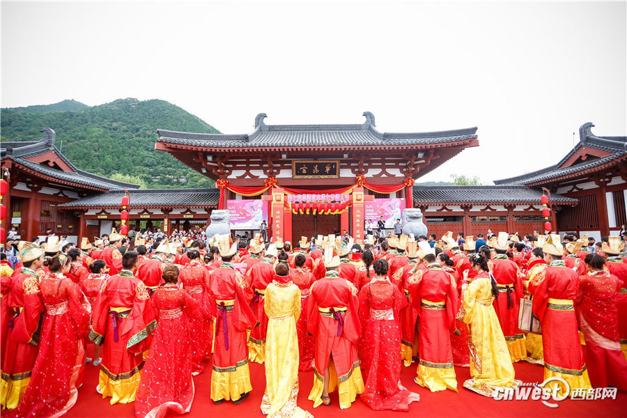 77 couples hold traditional wedding in Xi'an