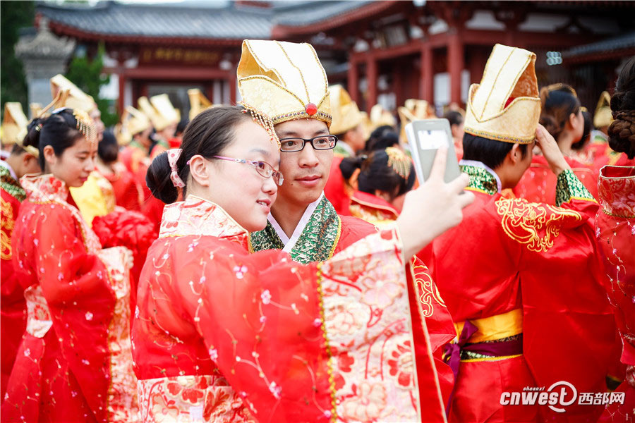 77 couples hold traditional wedding in Xi'an
