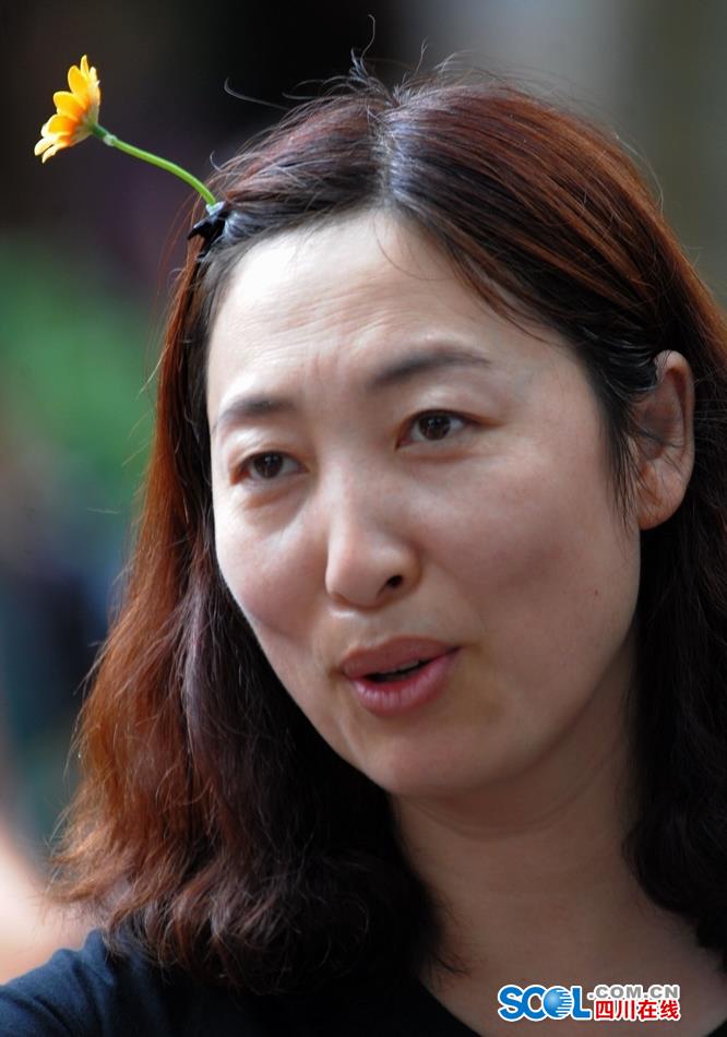 Look！Bean sprouts flowers grow on head