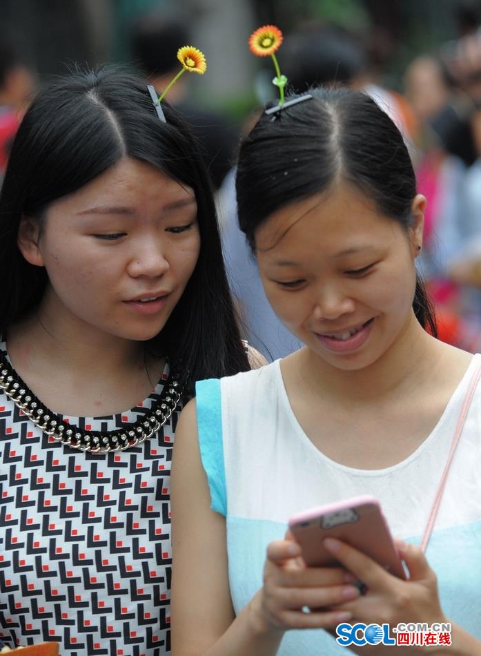 Look！Bean sprouts flowers grow on head