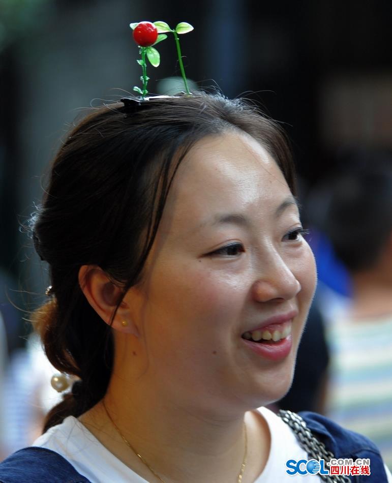 Look！Bean sprouts flowers grow on head