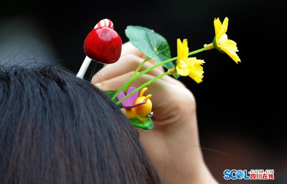 Look！Bean sprouts flowers grow on head