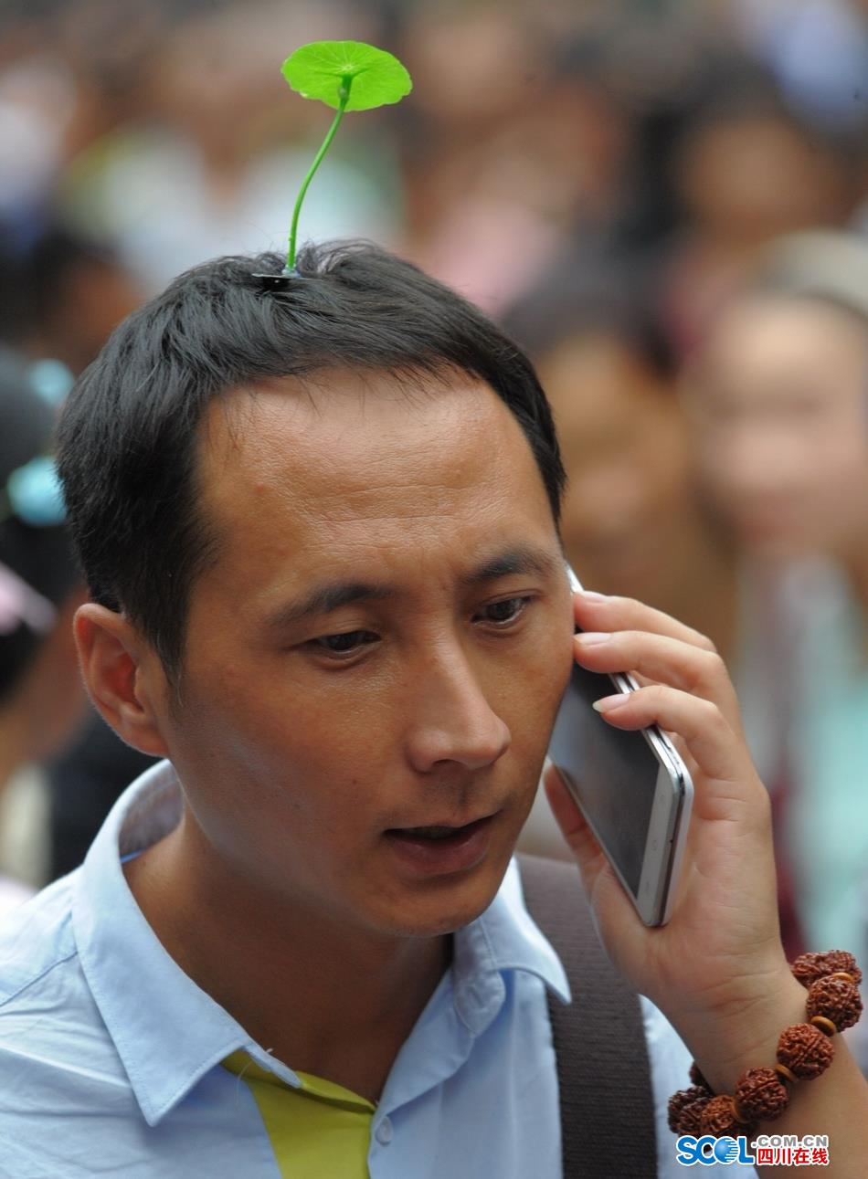 Look！Bean sprouts flowers grow on head