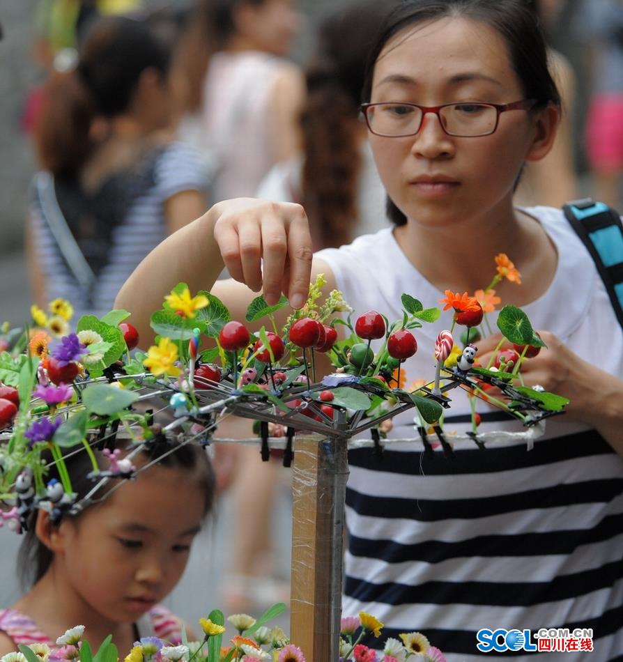 Look！Bean sprouts flowers grow on head