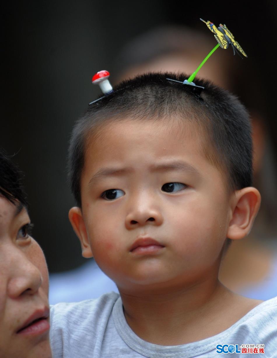 Look！Bean sprouts flowers grow on head