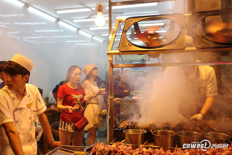 Foodies crowd into Xi'an Muslim snack streets in summer nights