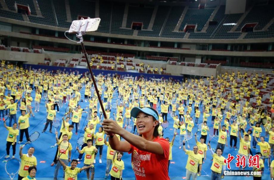 Zhengjie and 905 tennis enthusiasts challenge “juggling” Guinness World Record