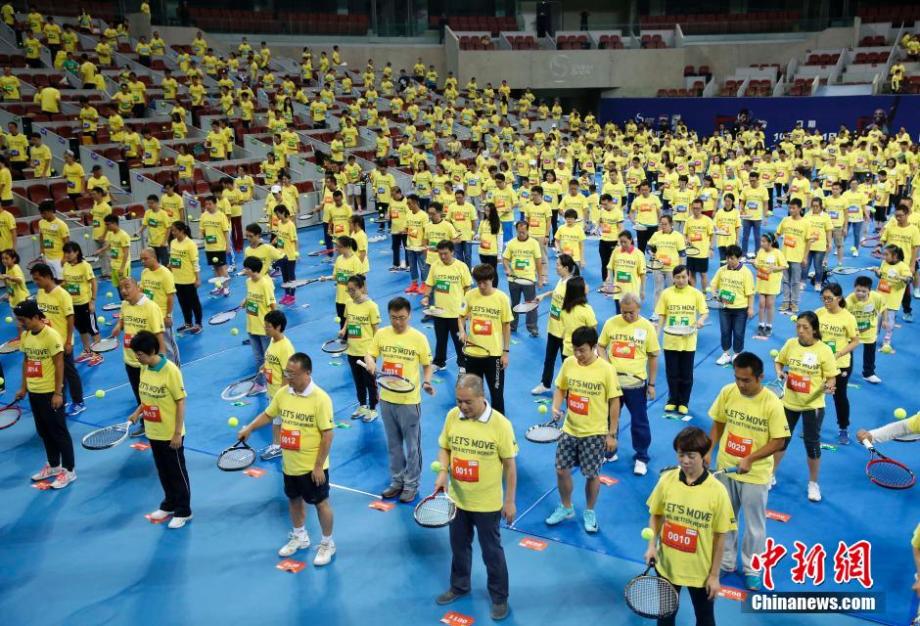 Zhengjie and 905 tennis enthusiasts challenge “juggling” Guinness World Record