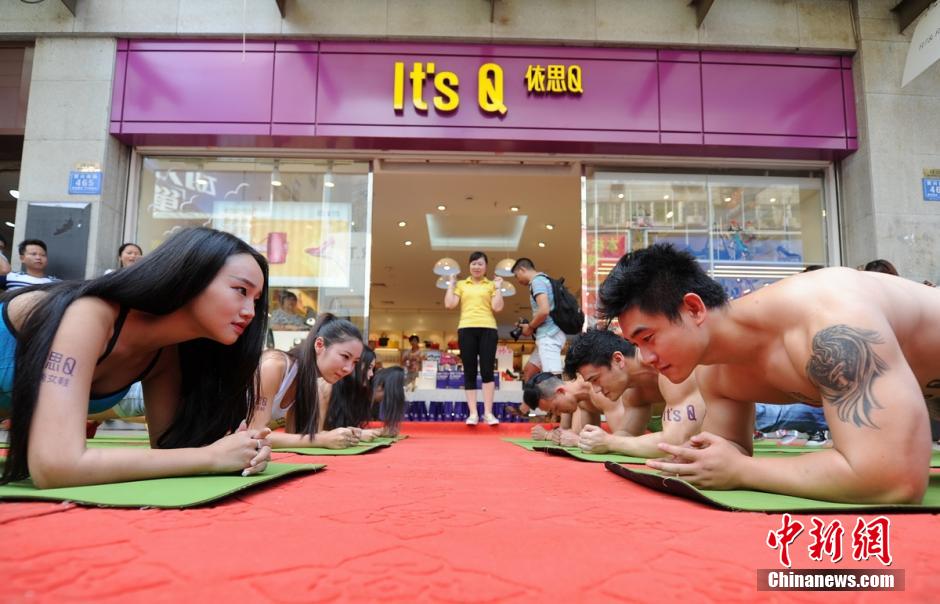 Beauty vs. muscular man: Strength competition in Changsha