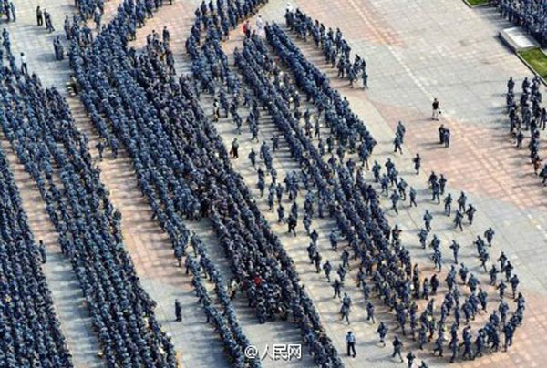 9,000 freshmen participate in military training in Wuhan
