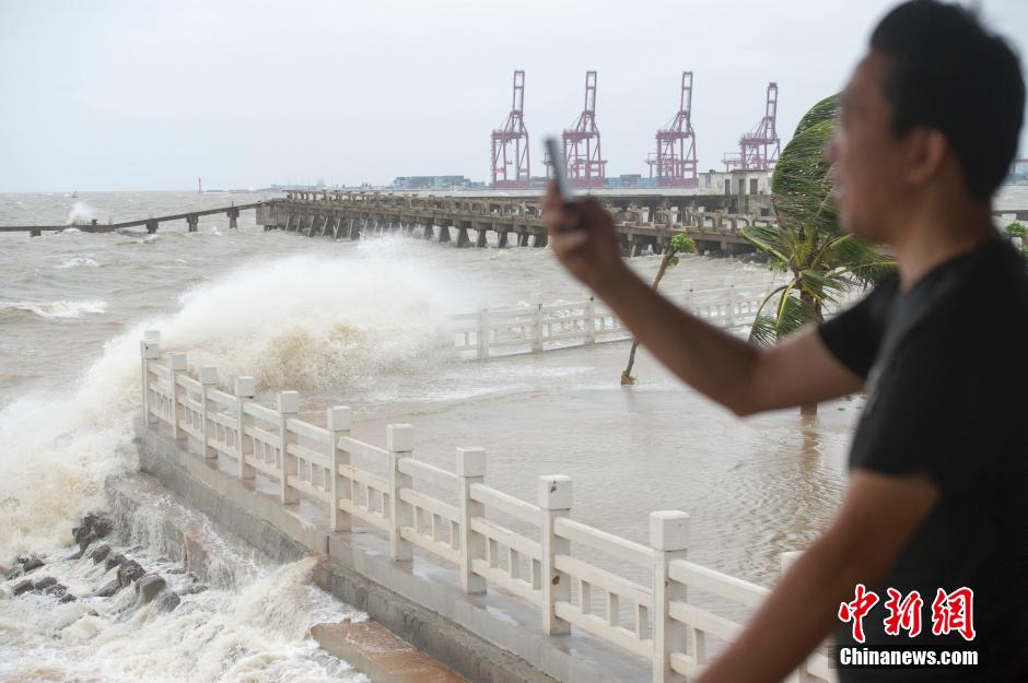 Typhoon Mujigae lands on South China