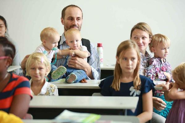 Polish couple studies in China with six daughters