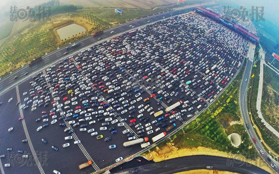 Heavy traffic turns expressway into huge parking lot