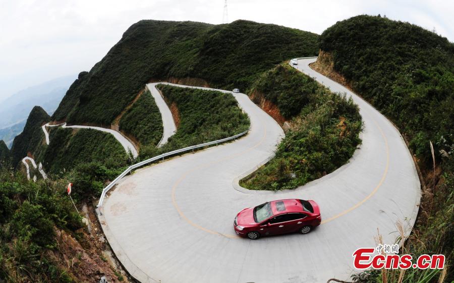 Winding mountain road adds charm to scenic spot in Chongqing