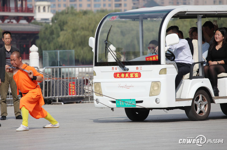 Guinness World Records holders stun audience with unique skills