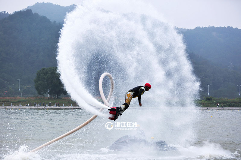 Supermen on water give fantastic performance in Zhejiang
