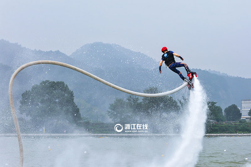 Supermen on water give fantastic performance in Zhejiang
