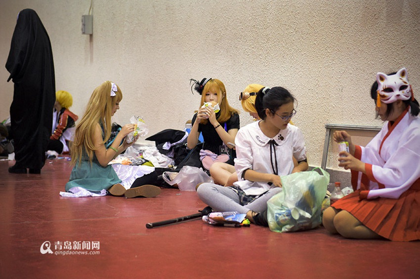 College girl makes cosplaying a high-paid job