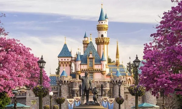 Gigantic Mickey Mouse celebrates the arrival of Shanghai Disneyland Park 