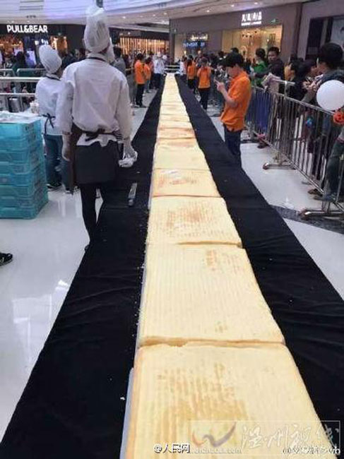 25-meter-long cake made in Wenzhou
