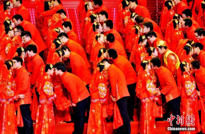 Jubilant group wedding held in Fuzhou
