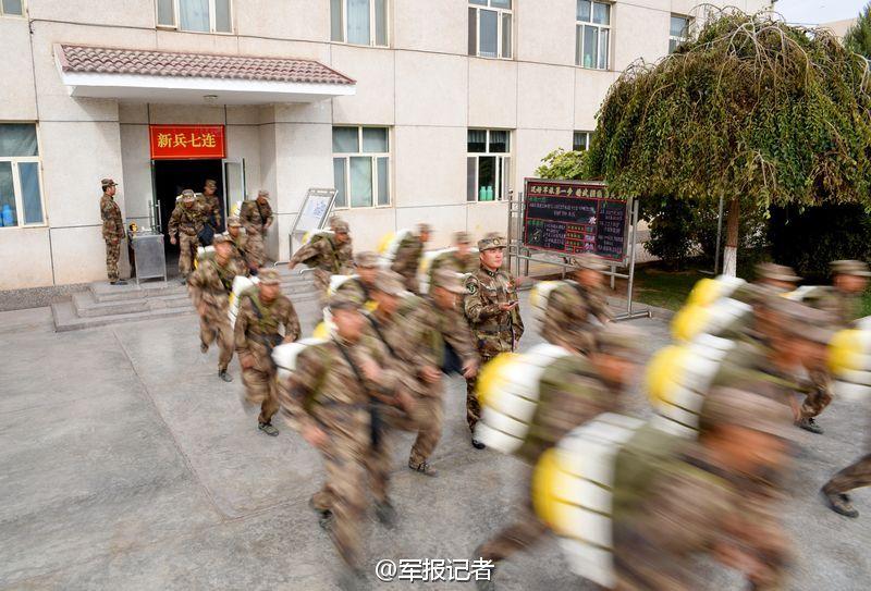 New soldiers undergo tough training in Xinjiang
