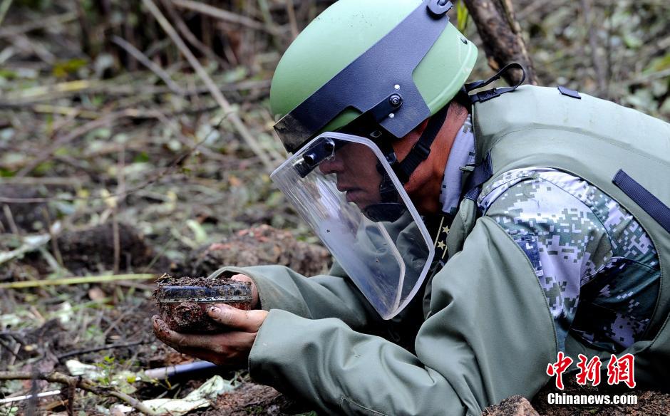 PLA mine sweeping force work at China-Vietnam boarder