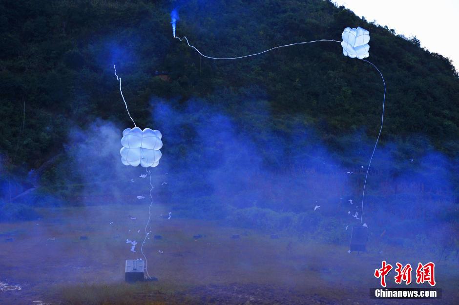 PLA mine sweeping force work at China-Vietnam boarder