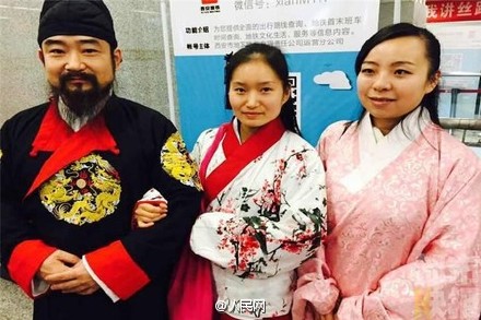 Super fan has been wearing Chinese Han clothing for 20 years 
