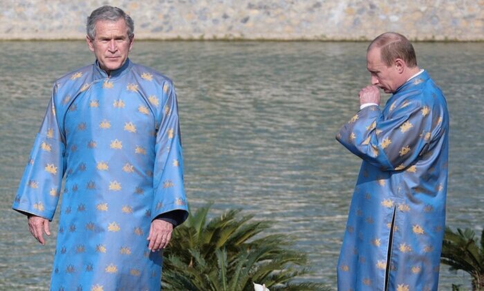 Former US president George W Bush and Russian leader Vladimir Putin look less than comfortable in the Vietnamese ‘a(chǎn)o dai’ silk tunic at the Apec meeting in Hanoi in 2006.