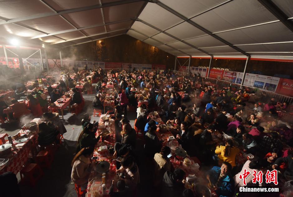 Bikini models attend hot pot banquet in Hefei
