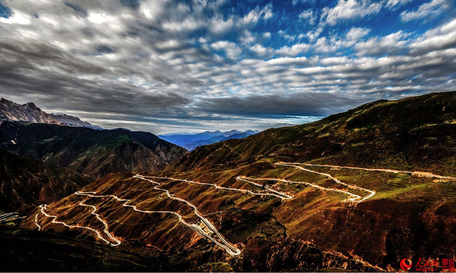 Grand scenery along Sichuan-Tibet highway