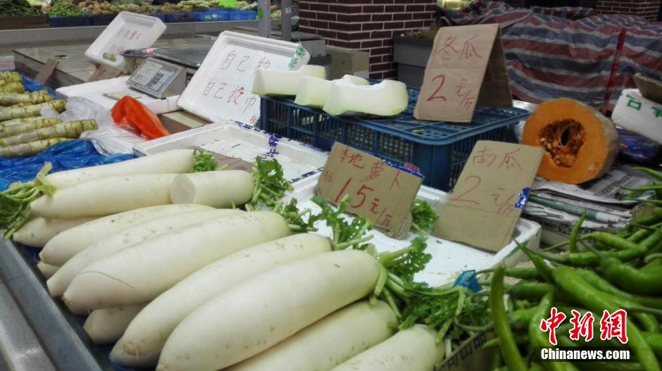 Vegetable vender who runs a self-help booth never gets paid less
