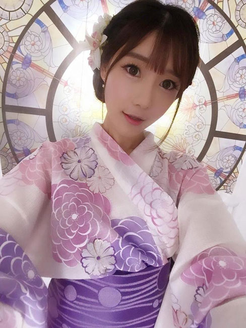 Charming octagon girl shines in fighting competition
