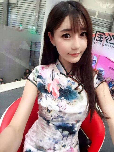 Charming octagon girl shines in fighting competition
