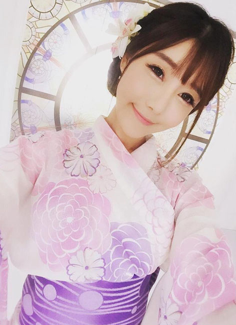 Charming octagon girl shines in fighting competition
