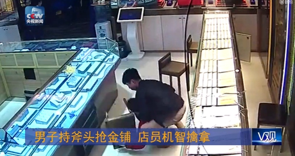 Brave! Shop Assistant Stopped Axe-wielding Robber in S China