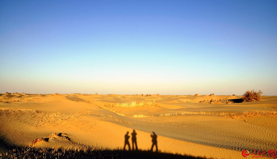 Breathtaking scenery alongside Hotan desert highway