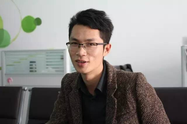 University student sells cosmetics by applying makeup to himself
