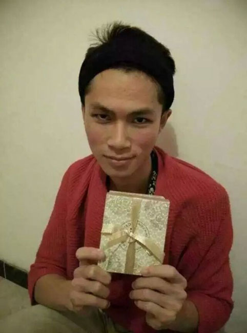 University student sells cosmetics by applying makeup to himself
