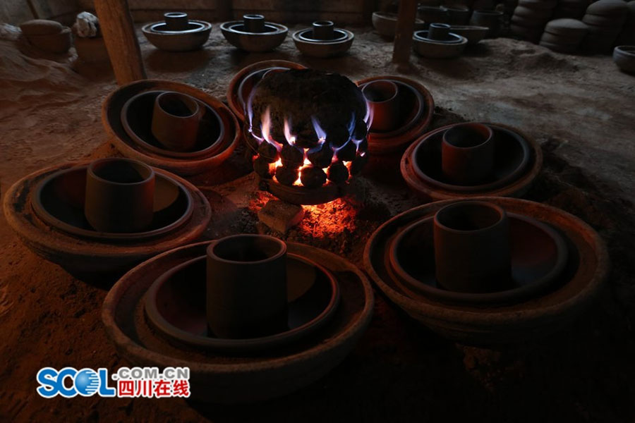 Unique clay hot pot containers in Yibin

