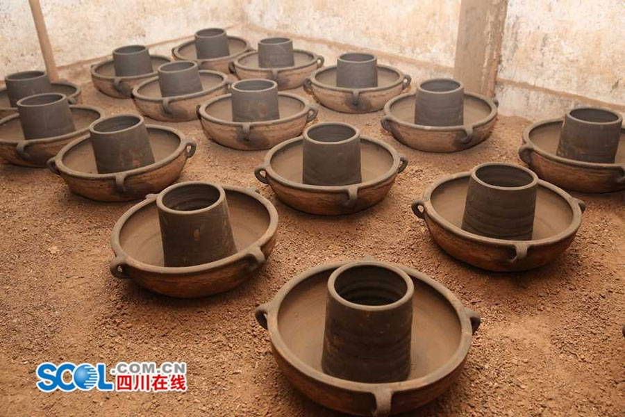 Unique clay hot pot containers in Yibin
