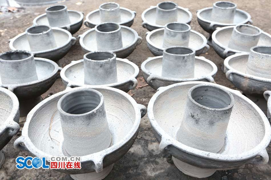 Unique clay hot pot containers in Yibin
