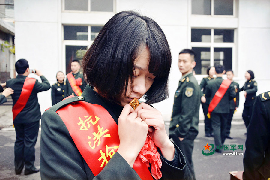 Female soldiers take farewell photos before leaving the army