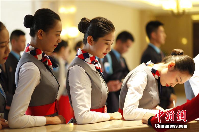 College students vie for flight attendant jobs