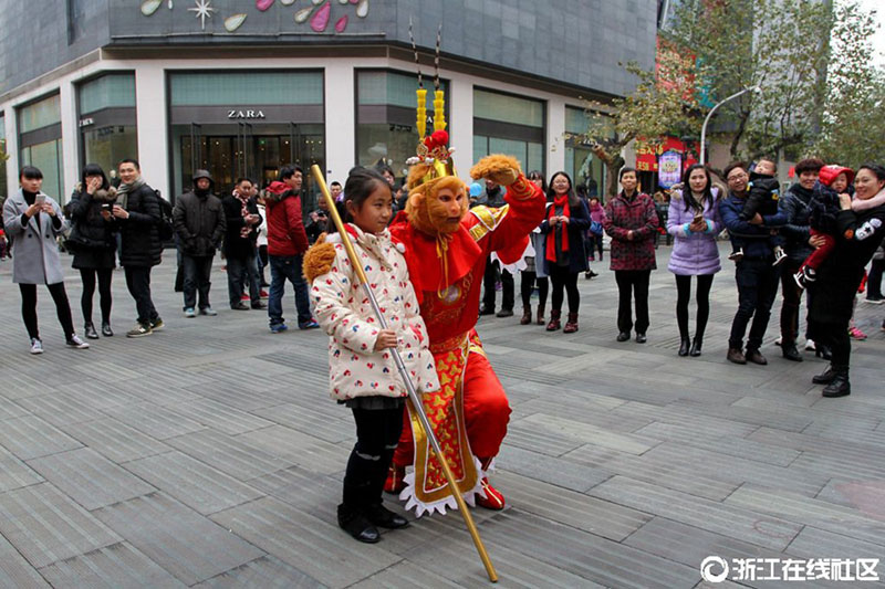 Monkey Kings charge fees for taking photos with passersby in Jinhua
