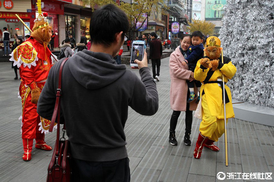 Monkey Kings charge fees for taking photos with passersby in Jinhua
