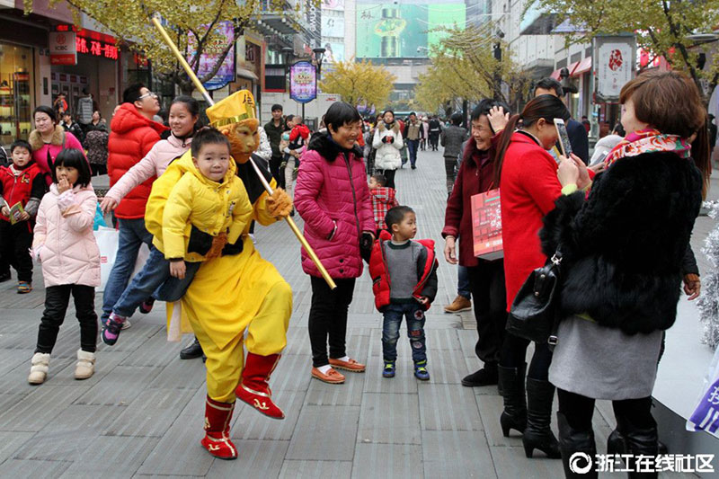 Monkey Kings charge fees for taking photos with passersby in Jinhua
