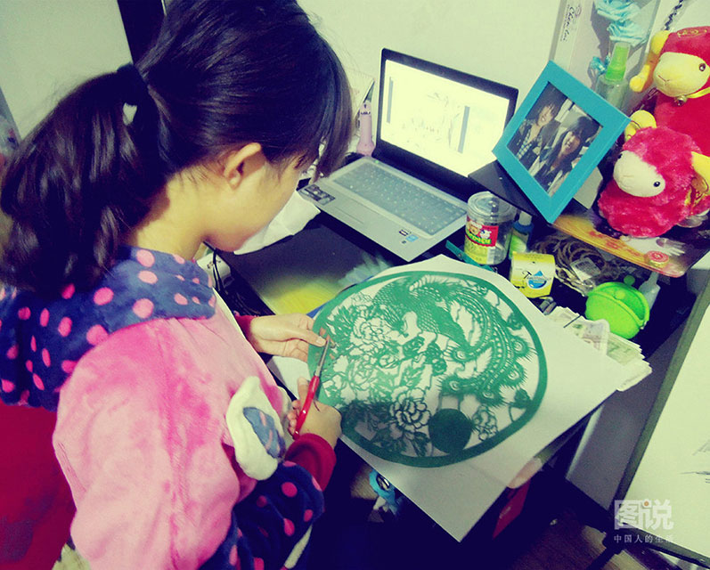 A girl's paper-cutting dream
